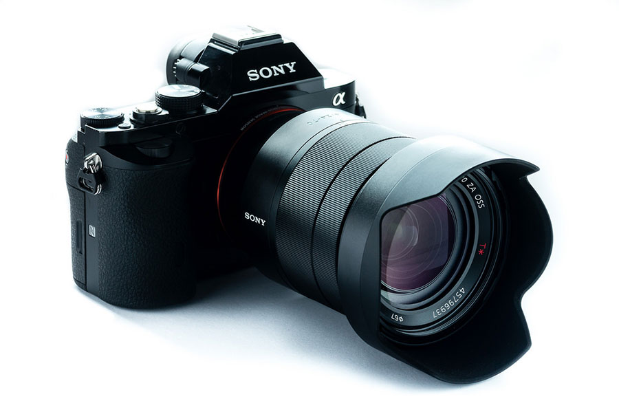 Sony-FE-16-35mm-f4-ZA-OSS-Vario-Tessar-T-Lensa
