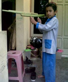 Lah ini yang punya "PR".baru pulang ngaji dan baru tahu hasil karya ibuk e..awalnya sih minta buat mobil dari kulit jeruk bali..berhubung gak musim....yah ibuk e nyari ide dari internet.. "bedhil" ini udah oke kok mas...kan lagi nge"hits" beberapa minggu ini...