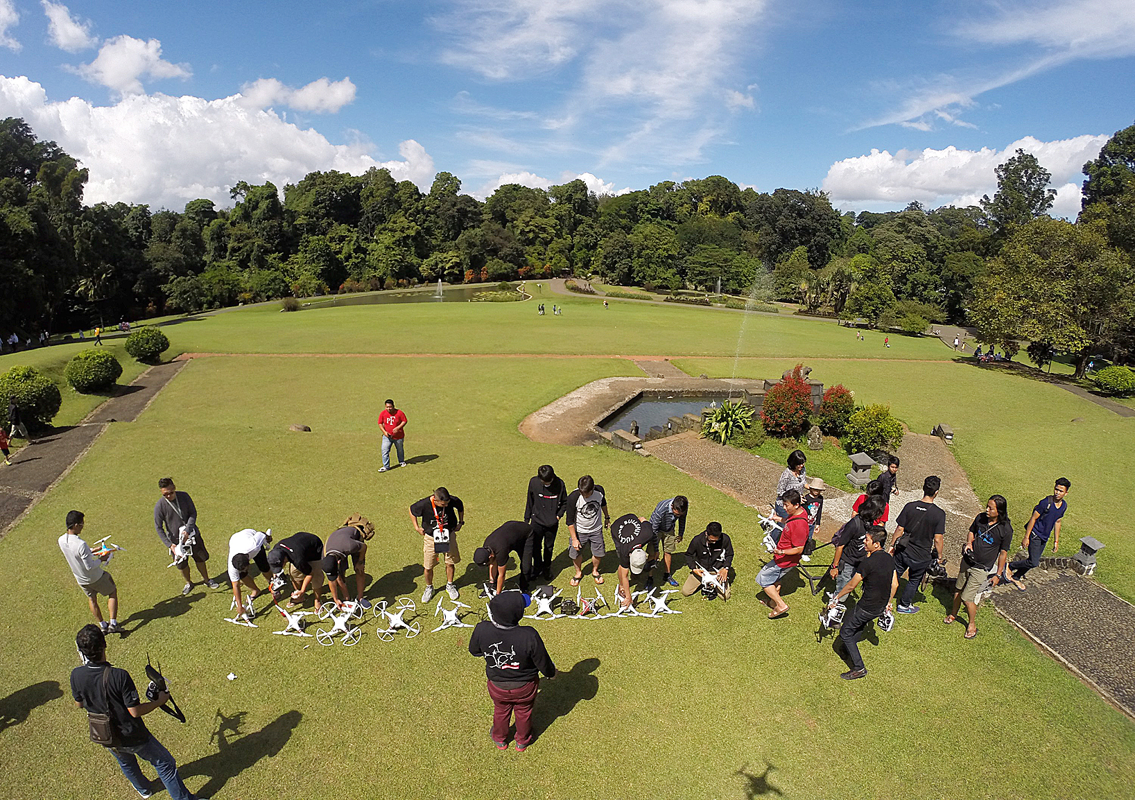 Komunitas DJI Phantom Drone Indonesia berkumpul untuk menerbangkan pesawat terbang tanpa awak (drone) bersama-sama di Kebun Raya Bogor, Jawa Barat, Minggu (11/1). Pertemuan sesama penggemar drone dari berbagai daerah tersebut sekaligus ajang bertukar informasi dan pengalaman seputar drone. Kompas/Lucky Pransiska (UKI) 11-01-2015 Untuk Tulisan Teras Kita Komunitas Drone